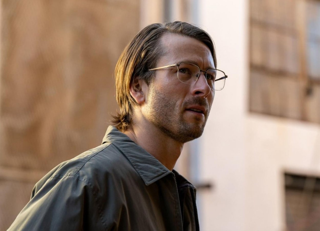 A scene from Hit Man, starring Glen Powell.